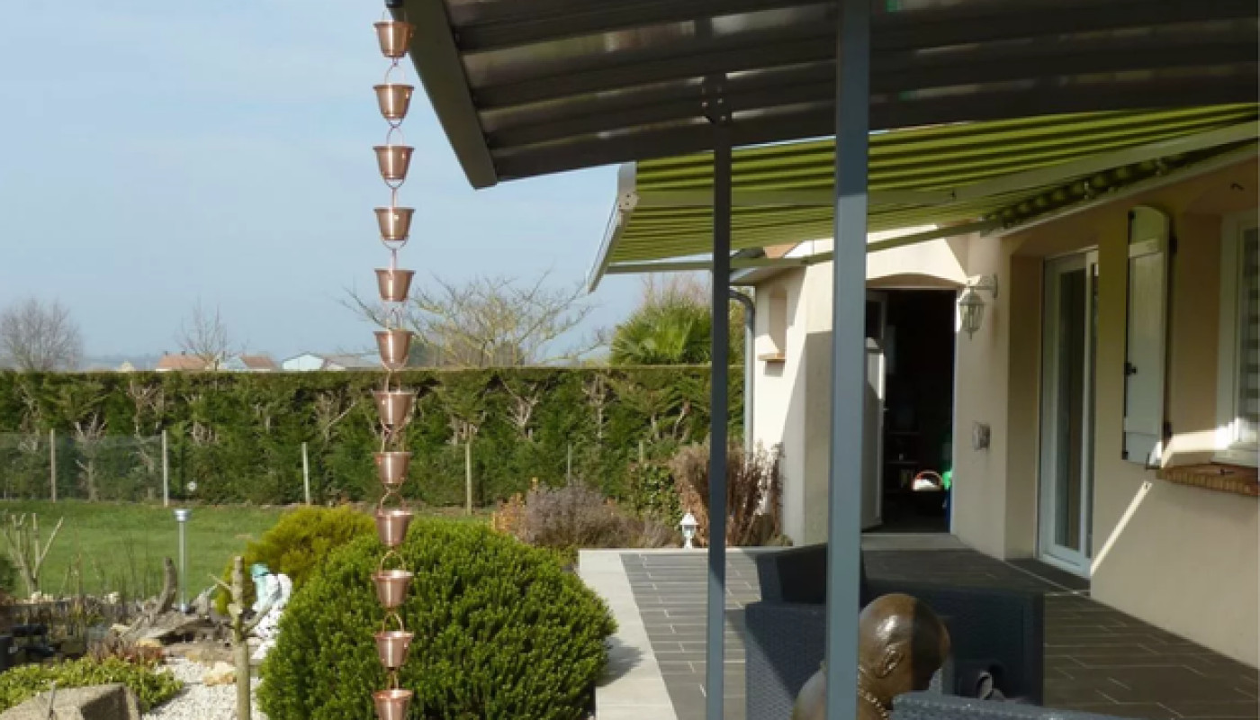 Gouttière VS chaîne de pluie : que choisir ?